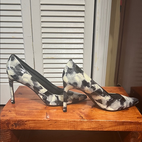 Stuart Weitzman Monochrome Women's Heels - Picture 3 of 6